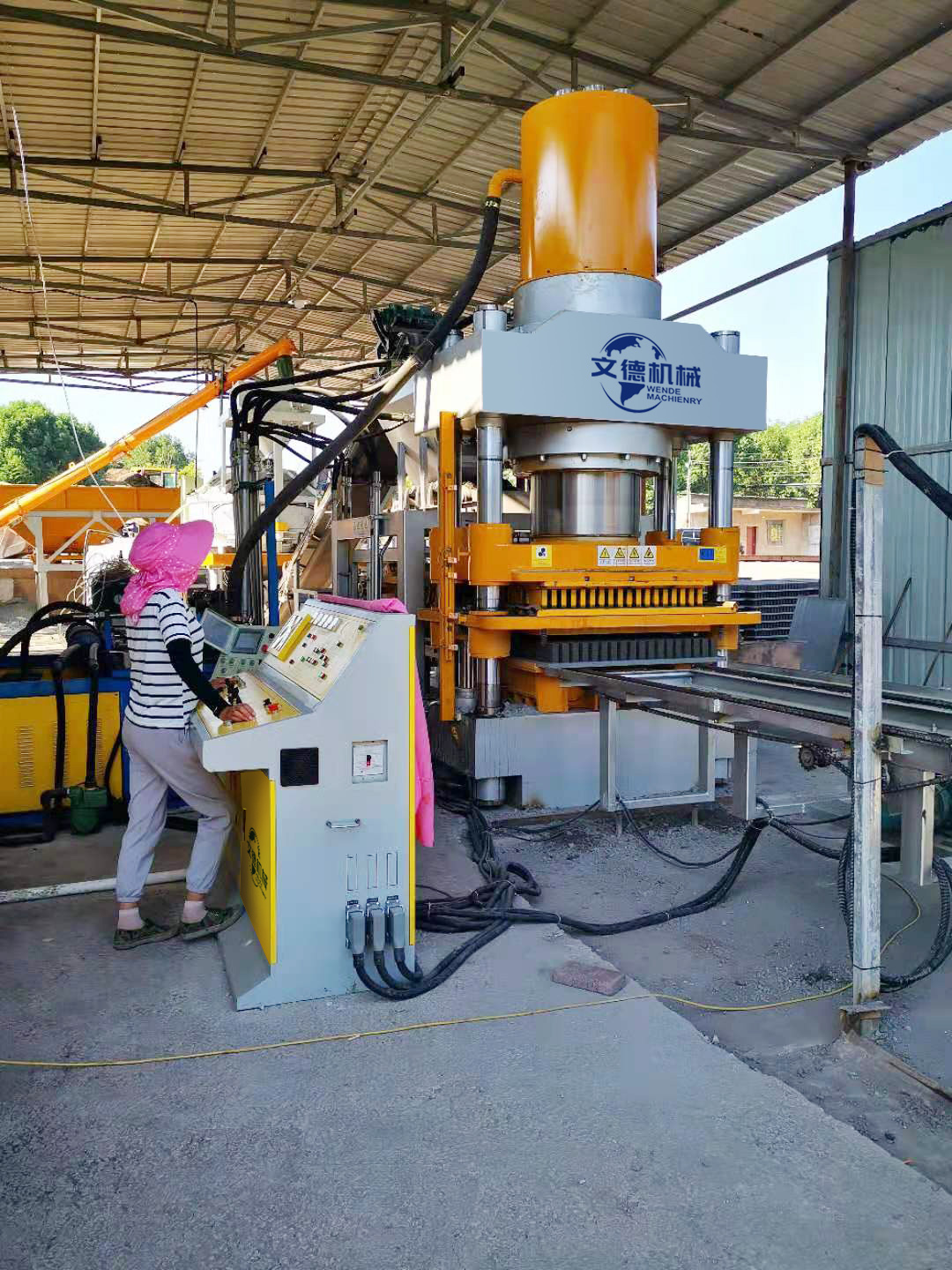 靜壓磚機生產現(xiàn)場